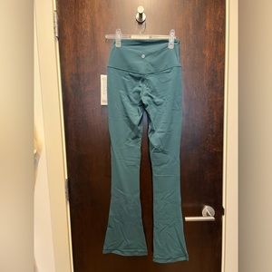 Lululemon Align Flare Pant 32“ NEW - Size 6 - Color Green